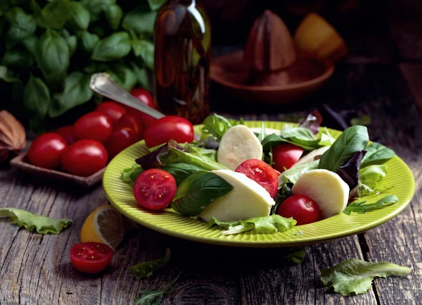 Πράσινη Σαλάτα Μοτσαρέλα Ντομάτα Και Βασιλικό Πράσινο Πιάτο Παλιό Ξύλινο — Φωτογραφία Αρχείου