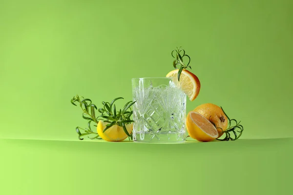 Gin Tonic Cocktail Med Citron Och Rosmarin Grön Bakgrund Karboniserad — Stockfoto