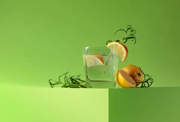Cóctel Gin Tonic Con Limón Romero Sobre Fondo Verde Bebida — Foto de Stock