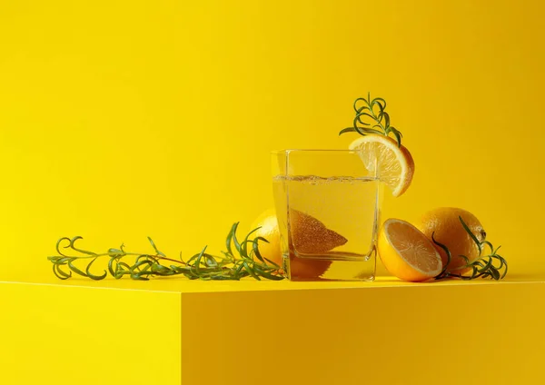 Gin Tonic Cocktail Med Citron Och Rosmarin Gul Bakgrund Karboniserad — Stockfoto