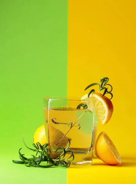 Gin Tonic Cocktail Med Citron Och Rosmarin Karboniserad Dryck Med — Stockfoto