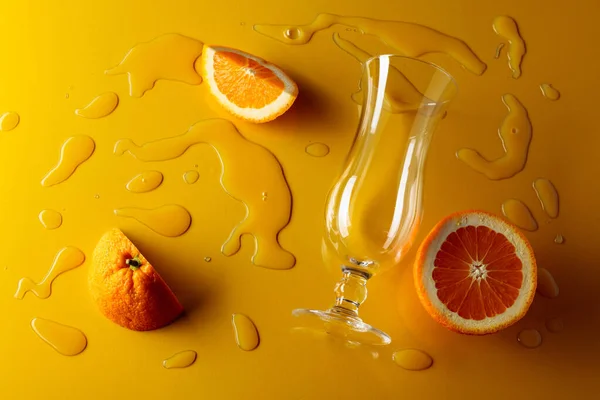 오렌지 주스에 노란색 배경에 과일을 곁들인 것입니다 — 스톡 사진