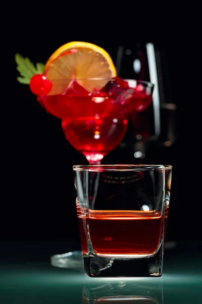 Ett Glas Whisky Cocktail Och Vitt Vin Selektiv Inriktning — Stockfoto