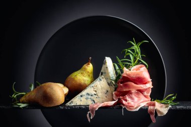 Geleneksel Akdeniz atıştırmalıkları. Peynirli, armut ve biberiyeli jambon..