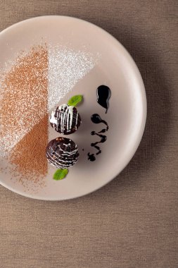 Bej bir tabakta naneli çikolata topları. Boşluğu kopyala.