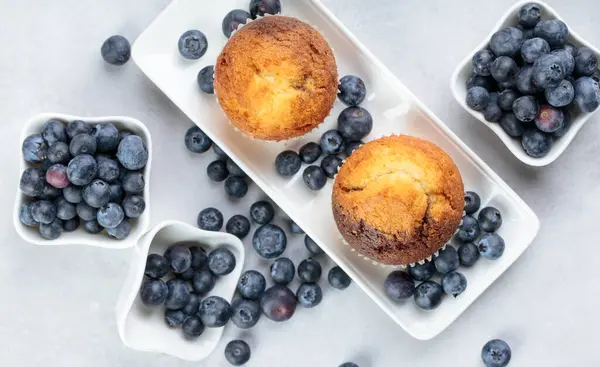 Muffins Und Blaubeere Auf Weißem Küchentisch Ansicht Von Oben — Stockfoto