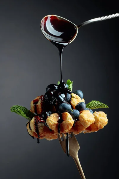 Waffles Chocolate Syrup Blueberry Mint Dark Background — Stock Photo, Image