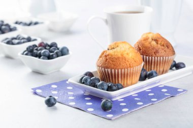 Beyaz mutfak masasında Muffins ve Blueberry. 