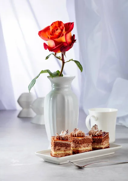 Pasteles Capas Con Rosa Una Mesa Marmorea Blanca —  Fotos de Stock