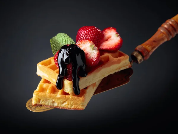 Siyah Bir Arka Plan Üzerinde Çilek Nane Çikolata Soslu Waffle — Stok fotoğraf