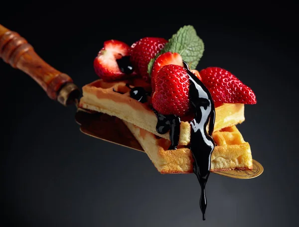 Siyah Bir Arka Plan Üzerinde Çilek Nane Çikolata Soslu Waffle — Stok fotoğraf