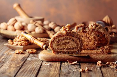 Cevizli kek, fındık ve ahşap mutfak aletleri eski ahşap bir masada..