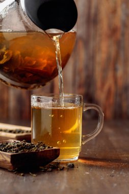 Taze yeşil çay çaydanlıktan kupaya dökülür.. 