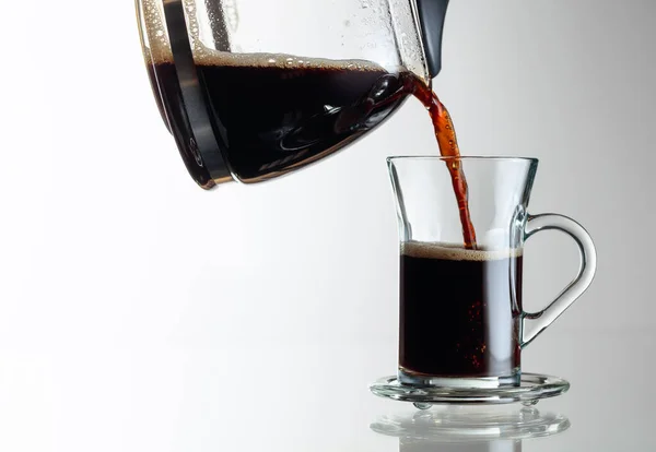 Svart Kaffe Glaskopp Ett Glasbord Kaffe Hälls Från Kaffebryggaren Kopp — Stockfoto