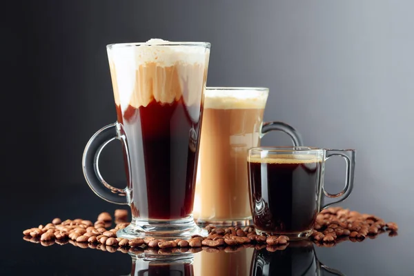 Καφέ Ποτά Μαύρο Ανακλαστικό Φόντο Ιρλανδικός Καφές Λάτε Και Εσπρέσο — Φωτογραφία Αρχείου