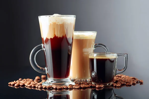 Kopi Minuman Pada Latar Belakang Reflektif Hitam Irlandia Kopi Latte — Stok Foto