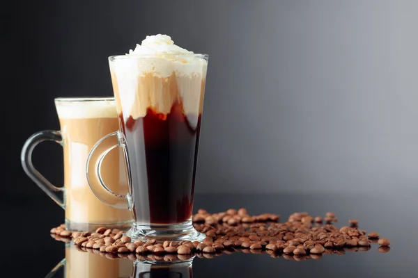 Καφέ Ποτά Μαύρο Ανακλαστικό Φόντο Καφέ Λάτε Και Ιρλανδέζικο Γυάλινες — Φωτογραφία Αρχείου