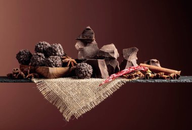 Çikolatalı trüf, kırık çikolata ve baharatlı. Çikolata, tarçın, kırmızı biber ve anason. Boşluğu kopyala.