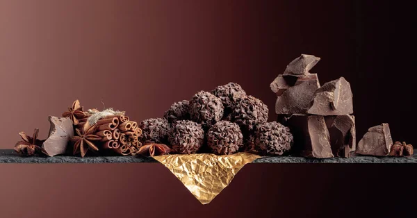 Trufas Chocolate Com Pedaços Quebrados Chocolate Especiarias Chocolate Paus Canela — Fotografia de Stock