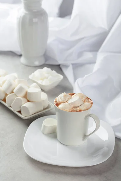 热巧克力加棉花糖在白桌上 — 图库照片