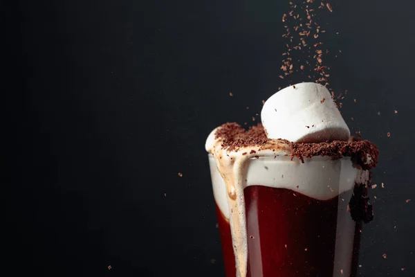 Cokelat Panas Dengan Marshmallow Latar Belakang Hitam Salin Ruang — Stok Foto