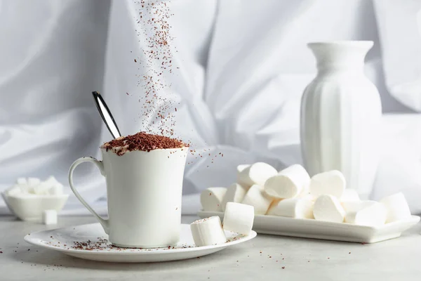 Warme Chocolademelk Met Marshmallows Witte Tafel Vakantie Snoepjes — Stockfoto