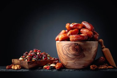 Hurma ve kurutulmuş meyve, fındık ve tohum. Boşluğu kopyala.