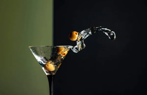 Martini Green Olives Splash Copy Space — Stock Photo, Image