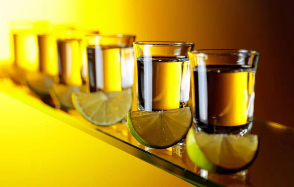 Tequila Rodajas Lima Sobre Fondo Amarillo Enfoque Selectivo — Foto de Stock