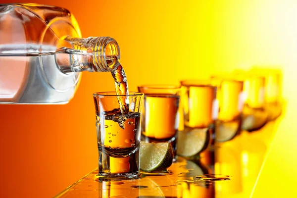 Tequila Med Lime Skivor Gul Bakgrund Häll Stark Alkoholhaltig Dryck — Stockfoto