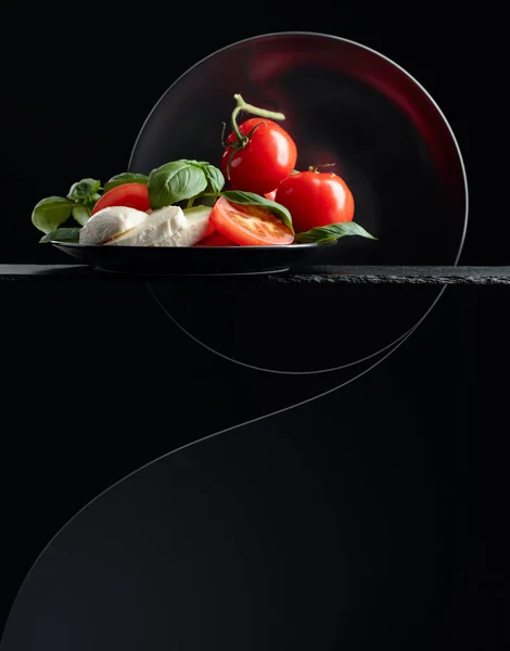 Mozzarella Con Tomate Albahaca Sobre Fondo Negro Copiar Espacio —  Fotos de Stock