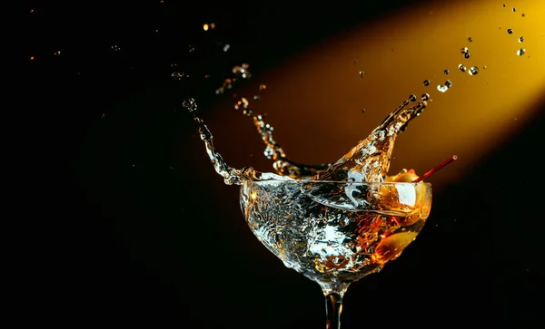 Ett Glas Martini Med Gröna Oliver Cocktail Glas Med Stänk — Stockfoto