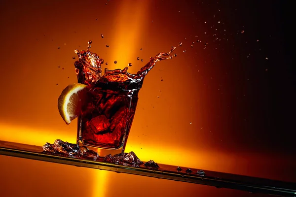 Stukje Citroen Dat Een Glaasje Cola Valt Cocktail Met Citroen — Stockfoto