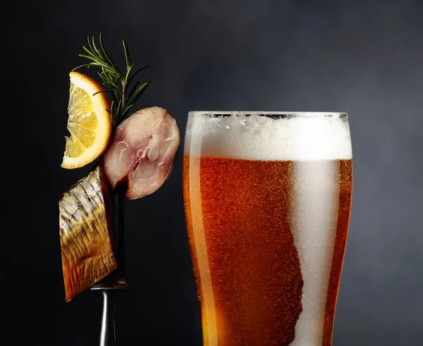 Μπύρα Και Καπνιστό Σκουμπρί Φέτα Λεμονιού Σκούρο Φόντο — Φωτογραφία Αρχείου