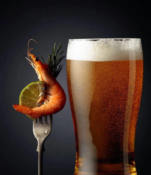 Haşlanmış Karides Biberiye Limonlu Bira — Stok fotoğraf