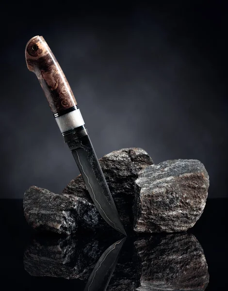 Охотничий Боевой Нож Ручной Работы Битый Камень Поверхность Лезвия Травление — стоковое фото