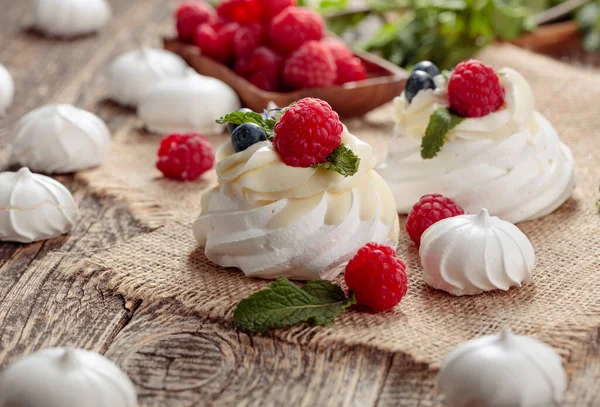 Efterrätt Pavlova Med Hallon Blåbär Och Mynta Ett Gammalt Träbord — Stockfoto