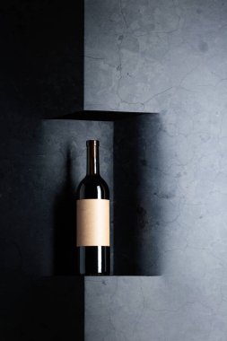 Eski etiketli bir şişe kırmızı şarap. Metnin için boşluk kopyala.