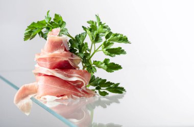 Cam masaya maydanozlu jambon, boşluğu kopyala.