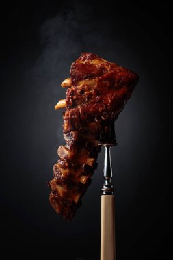 Izgara domuz pirzolası. Siyah arkaplan.