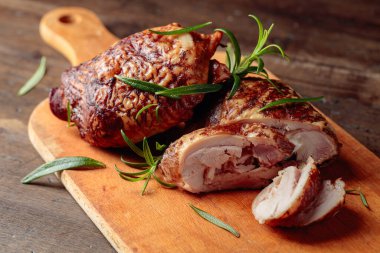 Lezzetli tütsülenmiş tavuk butları ve biberiye..