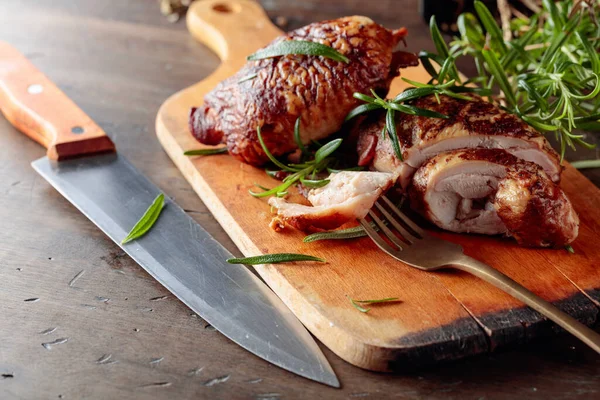 Tasty Smoked Chicken Thighs Rosemary Cutting Board — Stock Photo, Image