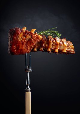 Izgara domuz pirzolası ve çatalla biberiye. Siyah arkaplan. 
