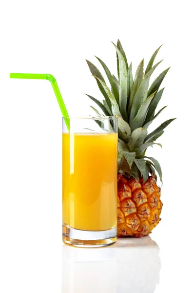 Frische Reife Ananas Und Ein Glas Saft Auf Weißem Hintergrund — Stockfoto