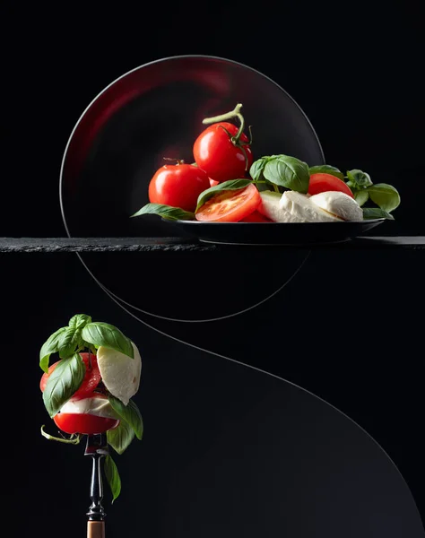 Mozzarella Avec Tomate Basilic Vert Sur Fond Noir Espace Copie — Photo