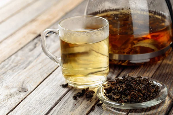 Heißer Grüner Tee Glasbecher Getrocknete Teeblätter Und Heißgetränk Auf Einem — Stockfoto