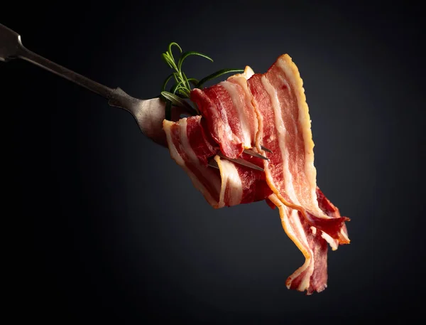 Slices Tasty Fried Bacon Garnished Rosemary Black Background — Stock Photo, Image