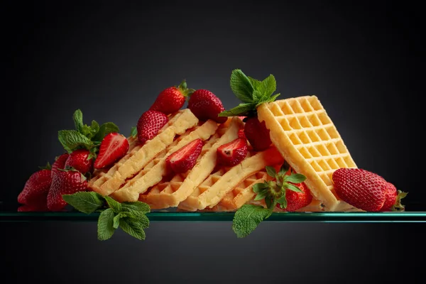 Koyu Arkaplanda Çilekli Waffle Nane Şekeri Boşluğu Kopyala — Stok fotoğraf