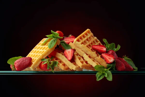 Koyu Kırmızı Arka Planda Çilekli Waffle Nane Şekeri Boşluğu Kopyala — Stok fotoğraf