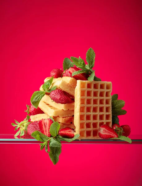 Kırmızı Arka Planda Çilekli Waffle Nane Şekeri Boşluğu Kopyala — Stok fotoğraf
